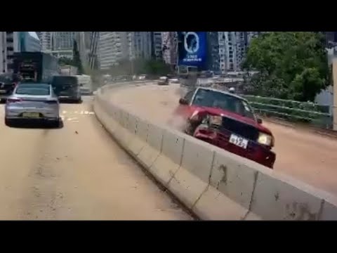 車CAM直擊 - 黃泥涌峽橋 的士失控自炒撞壆 車頭散晒🫣 thumbnail