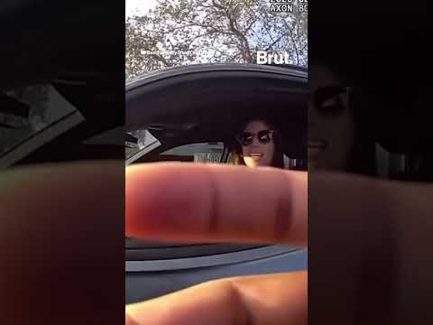 Une femme amputée d’un bras doit jurer à un policier qu'elle n'avait pas de téléphone à la main. thumbnail