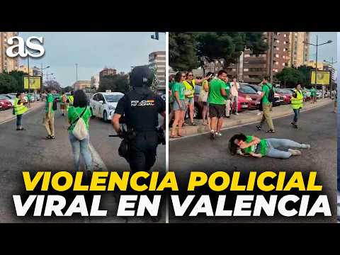 La AGRESIÓN de un POLICIA a una PROFESORA durante una MANIFESTACIÓN thumbnail
