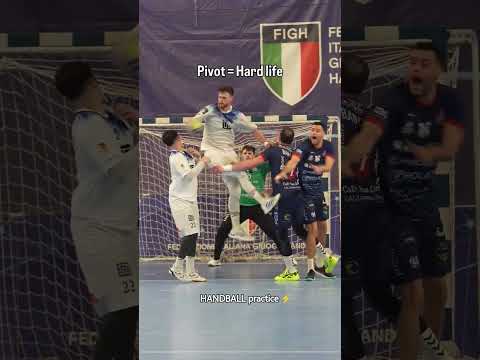 Pivot hona asaan nahi hai! 😂#handball #sports #sportsball #like #love #viralvideo #shorts #play #fyp thumbnail