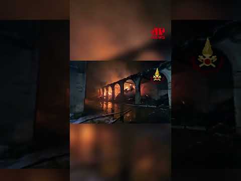 Incêndio atinge fazenda perto de Milão, na Itália #shorts thumbnail
