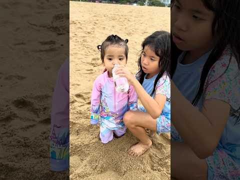 Kind Sister & Poor little girl - Em gái nhỏ tội nghiệp và chị gái tốt bụng #shorts thumbnail