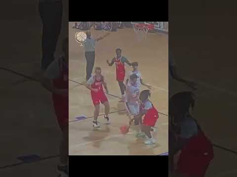 Look at the ref's reaction 🤣 #basketball thumbnail
