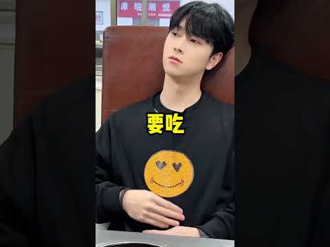 Cowok ini pake baju unik kalo lagi ngambek 😂 thumbnail