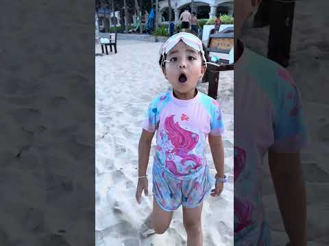LNS - Em gái nhỏ tội nghiệp và chị gái tốt bụng || Kind sister & Poor little girl #shorts thumbnail