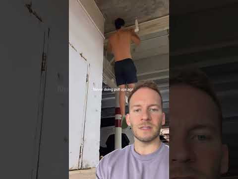 Wasserrohre = Klimmzüge #fitness #comedy thumbnail