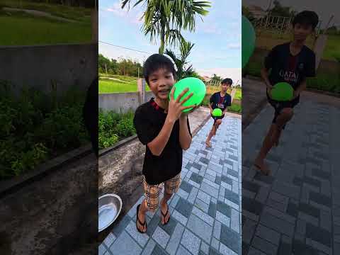 Nổ Bóng Bay 🎈 Nhiều Màu Phiên Bản Đánh Đầu Cực Chất 😂 #shorts thumbnail