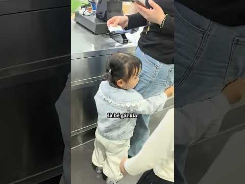 Khoảnh khắc đáng yêu của hai cô bé 🥰 thumbnail