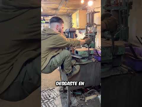 Este SOLDADO logró una HAZAÑA IMPOSIBLE forjando un CUCHILLO INDESTRUCTIBLE thumbnail