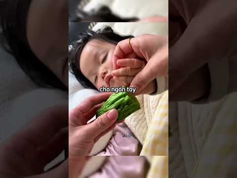 Mẹ cố tình bôi mướp đắng lên ngón tay của em bé????? #shortsvideo thumbnail