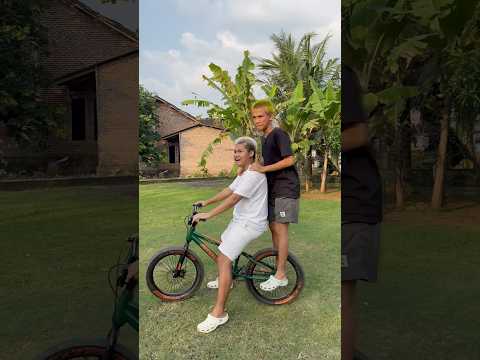Kalian pnya teman gini juga ga, anaknya tu kalau main sepeda suka kebut kebutan #shorts #lucu #kocak thumbnail