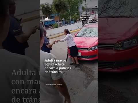 Con machete, adulta mayor encara a policías de tránsito thumbnail