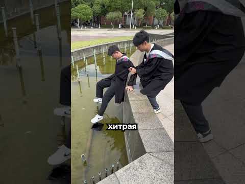 Его выпускная шапка улетела прямо в воду 😱 thumbnail