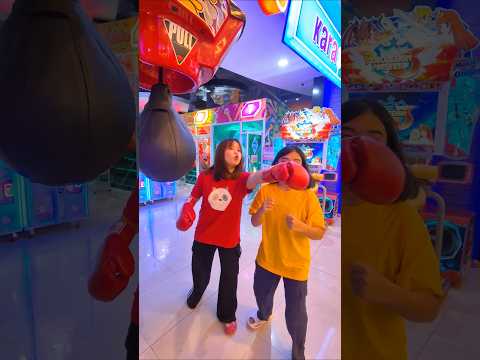 นกยูงแย่งคนอื่นต่อยเครื่องวัดพลังหมัด (นกยูก&ปิ่นมุก) thumbnail