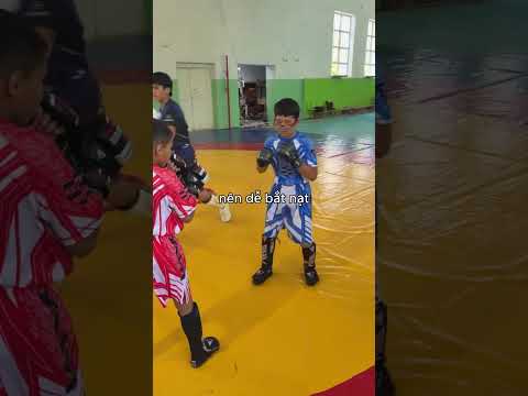 cậu bé này bỏ kính ra sẽ bộc phá sức mạnh như thế nào thumbnail