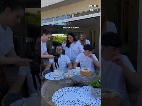 Ce père découvre une surprise inattendue en regardant la photo de famille qui venait d’être prise thumbnail