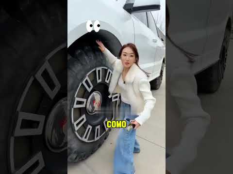 ¡El coche de esta mujer es enorme! 🚗😲 thumbnail
