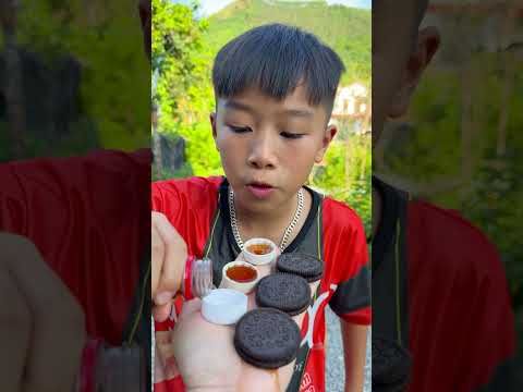Cô bé ngoan ngoãn ăn kẹo cầu vồng và uống Coca-Cola rất ngon miệng. #vui #kẹo #thứcăn #dễthương thumbnail