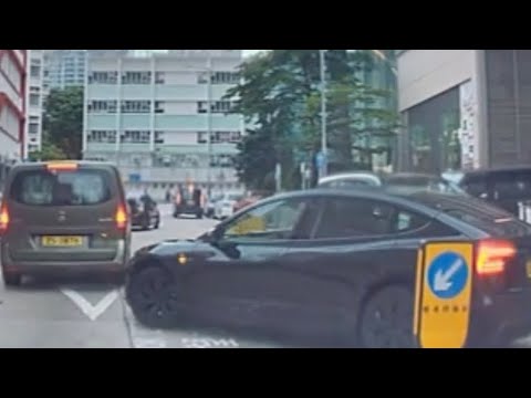  車CAM直擊 - 屎忽鬼Teslun唔係扮? 安全島抽頭逆線 見有對頭車仲剷埋入去 thumbnail