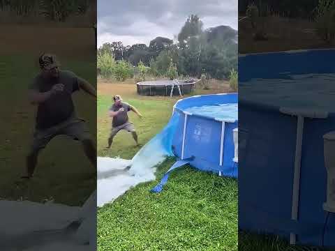 Un padre corta la piscina por la mitad para hacer un tobogán acuático 🌊 #shorts #parenting thumbnail