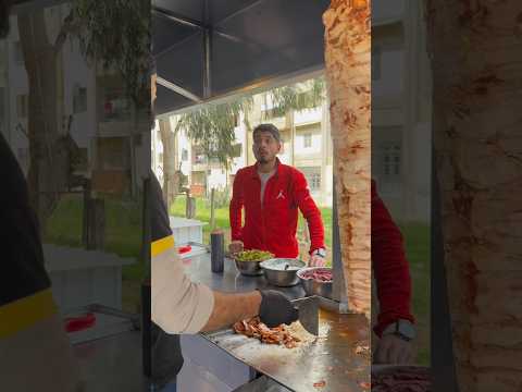عامل في مطعم😂 نهاية غير متوقعة#shorts thumbnail