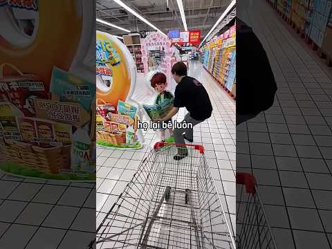 Hai chàng trai đến trung tâm thương mại để quậy phá khiến thu ngân chỉ biết đứng hình thumbnail
