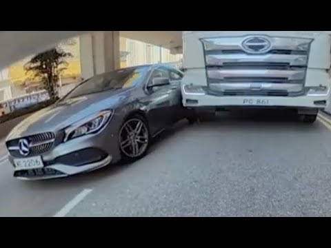 車CAM直擊 - 以卵擊石🙂‍↔️ 觀塘道 Benz與泥鬼相撞  thumbnail