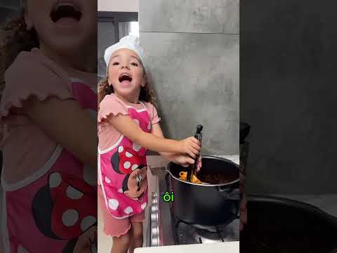 Mẹ vứt đồ chơi khi cô bé không dọn nhà và nấu ăn 😂 thumbnail