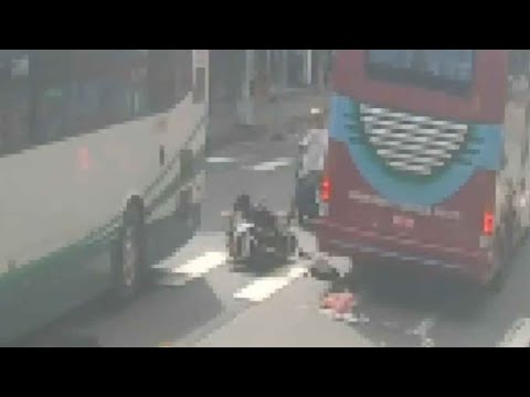 【車禍影片】我只是在等左轉就被兩台公車夾擊... thumbnail