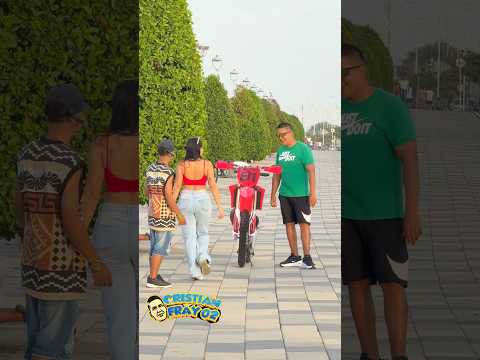 La moto 🏍️ cross falsa 🏁/ dejó tirado a su novio 😱 #viralvideo #funny #prank #moto thumbnail