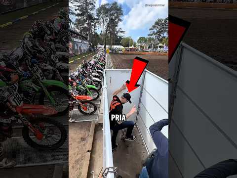 Pria Ini Memiliki Pekerjaan Penting Saat Balap Motocross! 😧 thumbnail