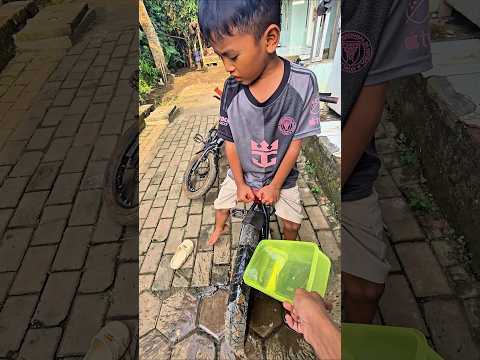 ambil air buat nyiram sepeda rusdan?????? thumbnail