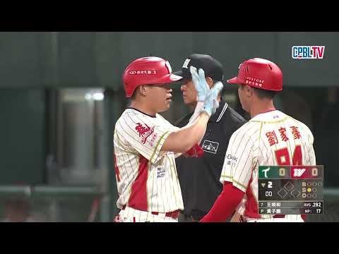 05/19 台鋼 VS 味全 二局下，王順和擊出一壘安打，趁著黃子鵬暴傳要盜三壘，最終遭到觸殺出局 thumbnail