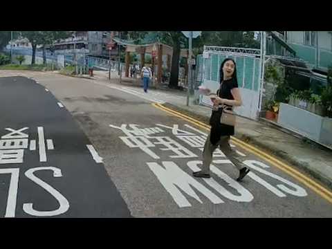 車CAM直擊 - 差啲比佢累死，行出馬路望完地下先睇左右有冇車? thumbnail