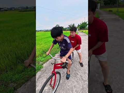 Cậu Bé Tập Đi Xe Đạp Bốc Đầu Và Cái Kết ? #shorts thumbnail