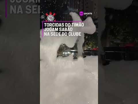 A TORCIDA DO CORINTHIANS JOGOU SABÃO NO PARQUE SÃO JORGE EM FORMA DE PROTESTO! 🫧🧼 #shorts thumbnail
