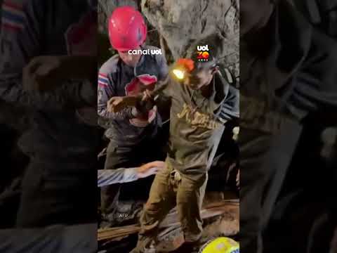 Mergulhadores resgatam um dos sete homens presos em caverna no Laos thumbnail
