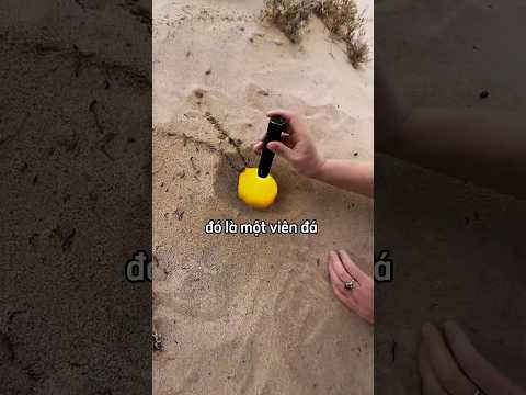 Cô gái này sẽ tặng viên đá cho bất kỳ ai like video 😳 thumbnail