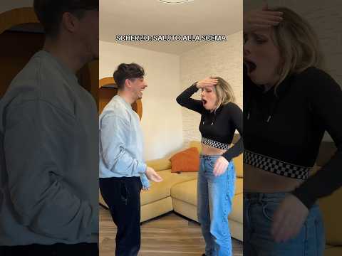 SCHERZO: SALUTO ALLA SCEMA 😂 thumbnail