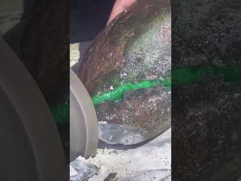The cutting process of jadeite rough stones thumbnail
