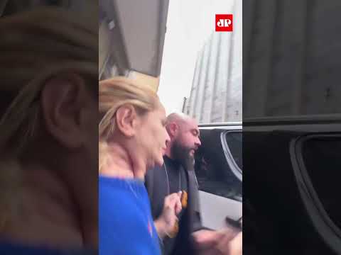 Transferência de Deolane ao presídio de Santa é marcada por confusão; assista #Shorts thumbnail