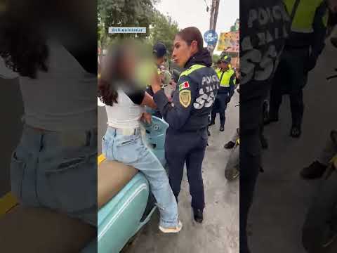 Uniformada jala del cabello a joven biker, video se vuelve viral #shorts thumbnail