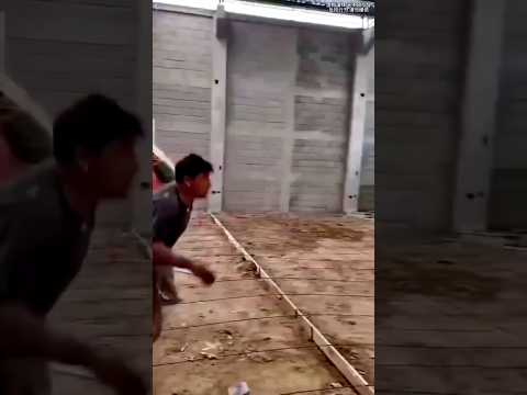 ?? 残缺身体，钢铁意志：独腿工人演绎生命奇迹 ?? Imperfect Body, Steel Will: One-Legged Worker Enacts Miracle of Life thumbnail