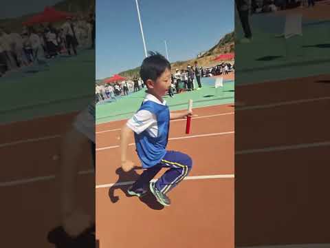 cậu bé tham gia cuộc thi chạy để kiếm tiền chữa bệnh cho mẹ. thumbnail