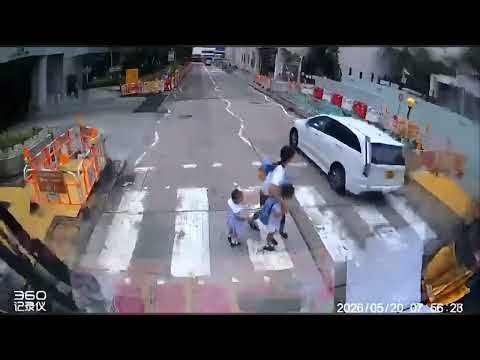 車CAM直擊 - 驚險一刻！私家車衝斑馬線 險撞工人姐姐與兩幼童 thumbnail