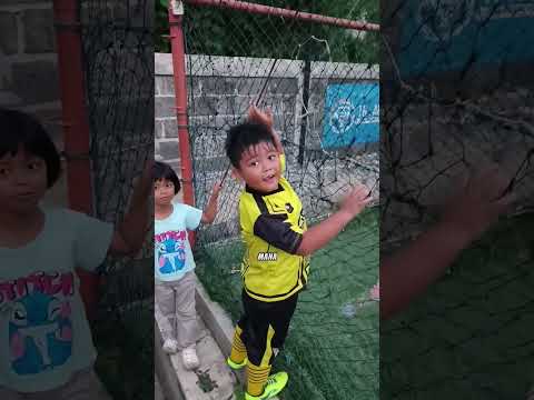 Mama Kaget Pelatih Sepak Bola Ara Naik Tembok Ambil Bola Teman Ara Yg Terbang Jatuh K Selokan ⚽?‍♀️ thumbnail