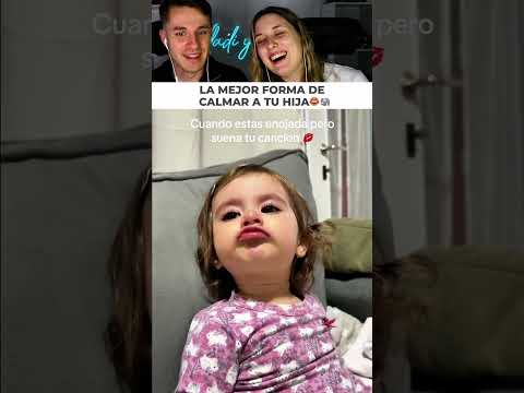 Su hija está llorando pero le canta su canción favorita thumbnail
