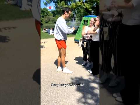 Harry Styles door fans gespot in Amsterdam thumbnail