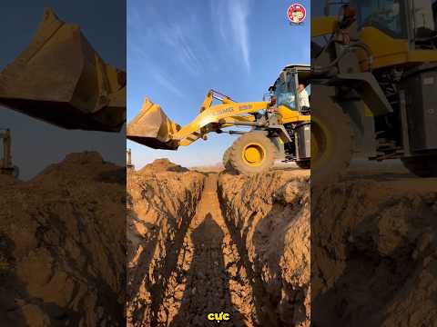 Tài xế lái máy xúc qua rãnh sâu thumbnail