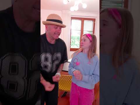 Giorgia scopre che Lily Lovebraids entra in casa nostra alle 3 di notte! #salvoegiorgia #shorts thumbnail